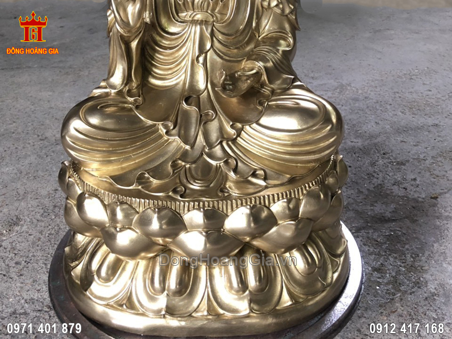 Đài hoa sen mà Phật Bà ngồi được các nghệ nhân chạm khắc vô cùng hài hòa và tinh tế